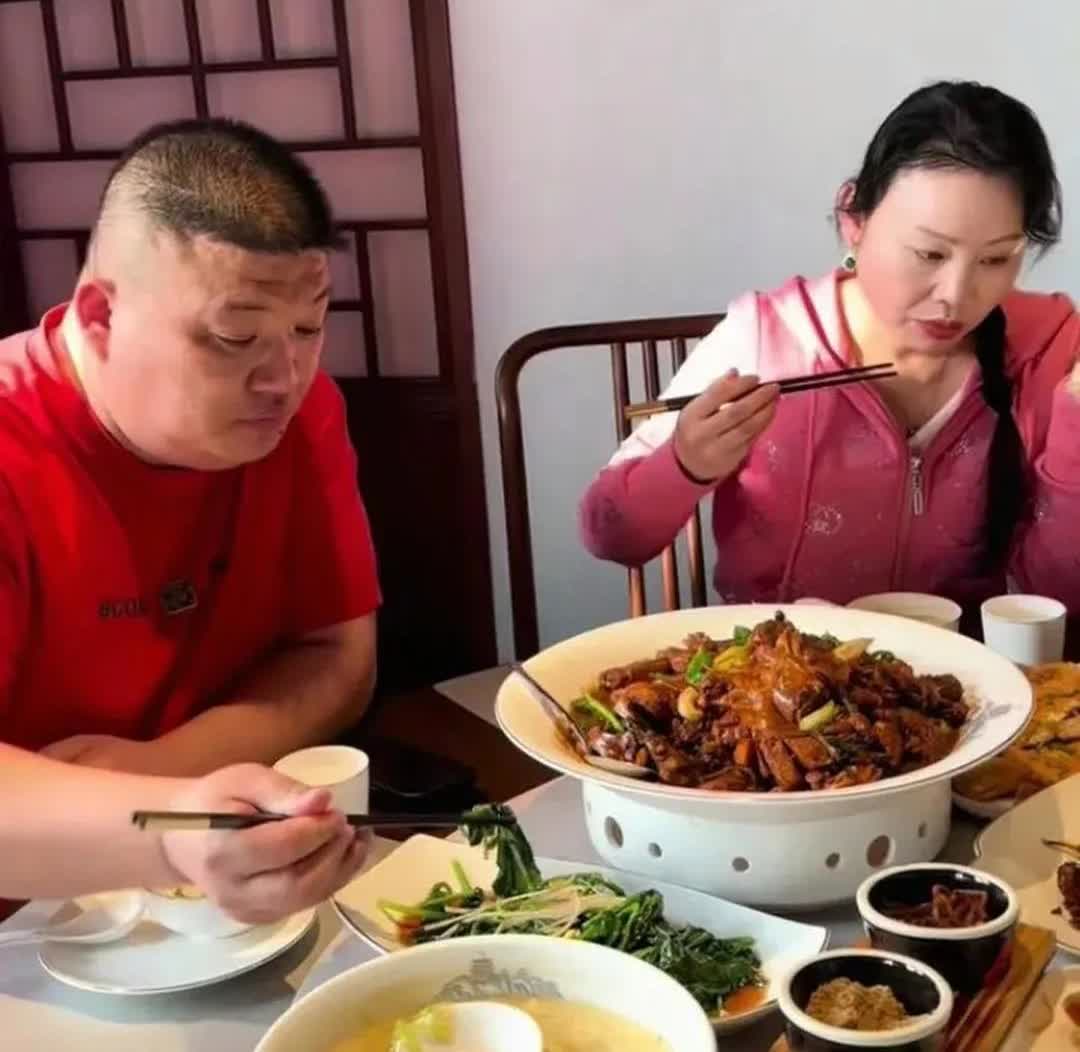 草帽姐和老公李超围坐餐桌，丰盛的饭菜，绘就温馨的画面，俩人边吃边聊，笑声不时传出