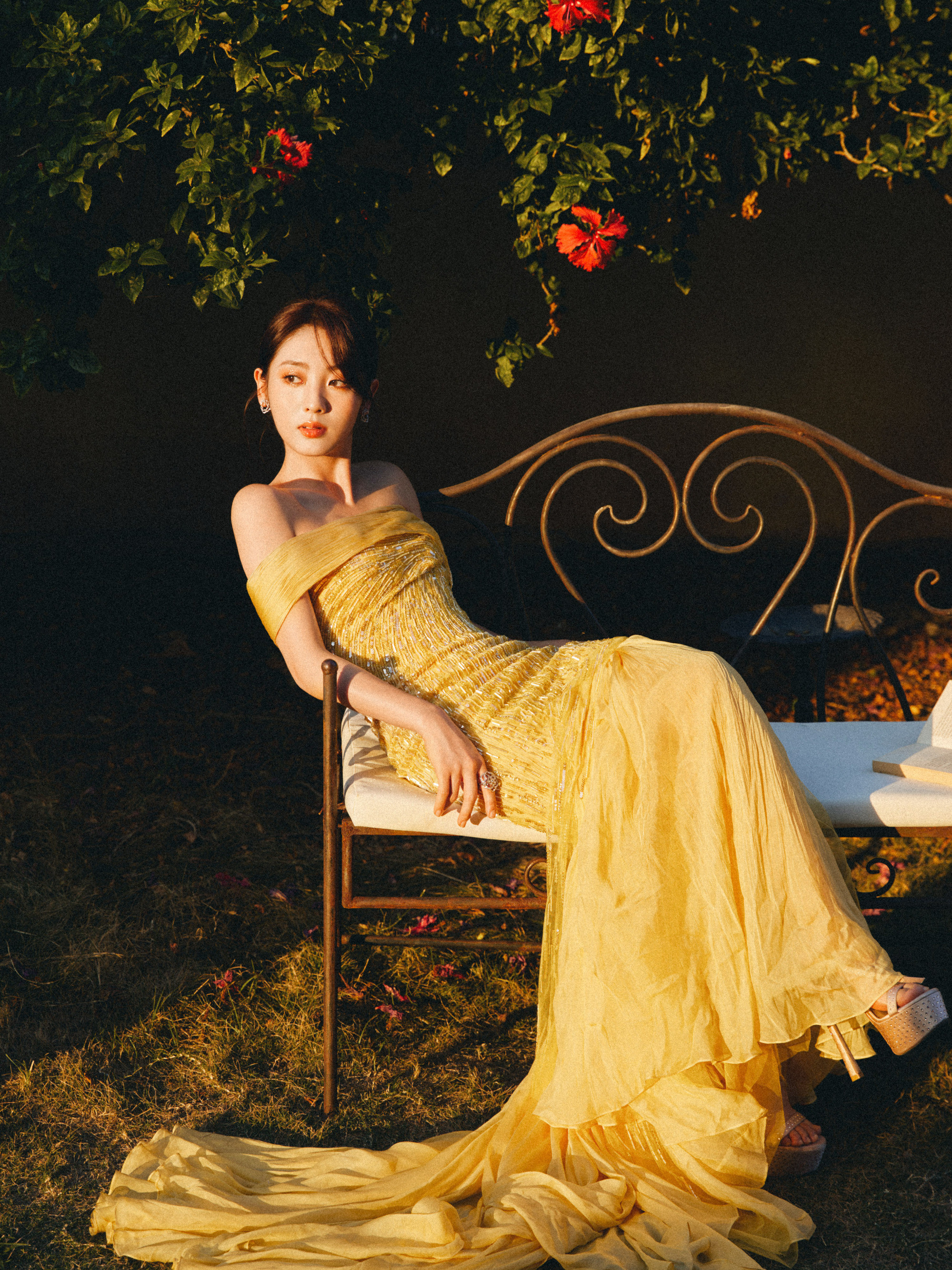 邢菲，金色礼裙，婀娜明艳。邢菲