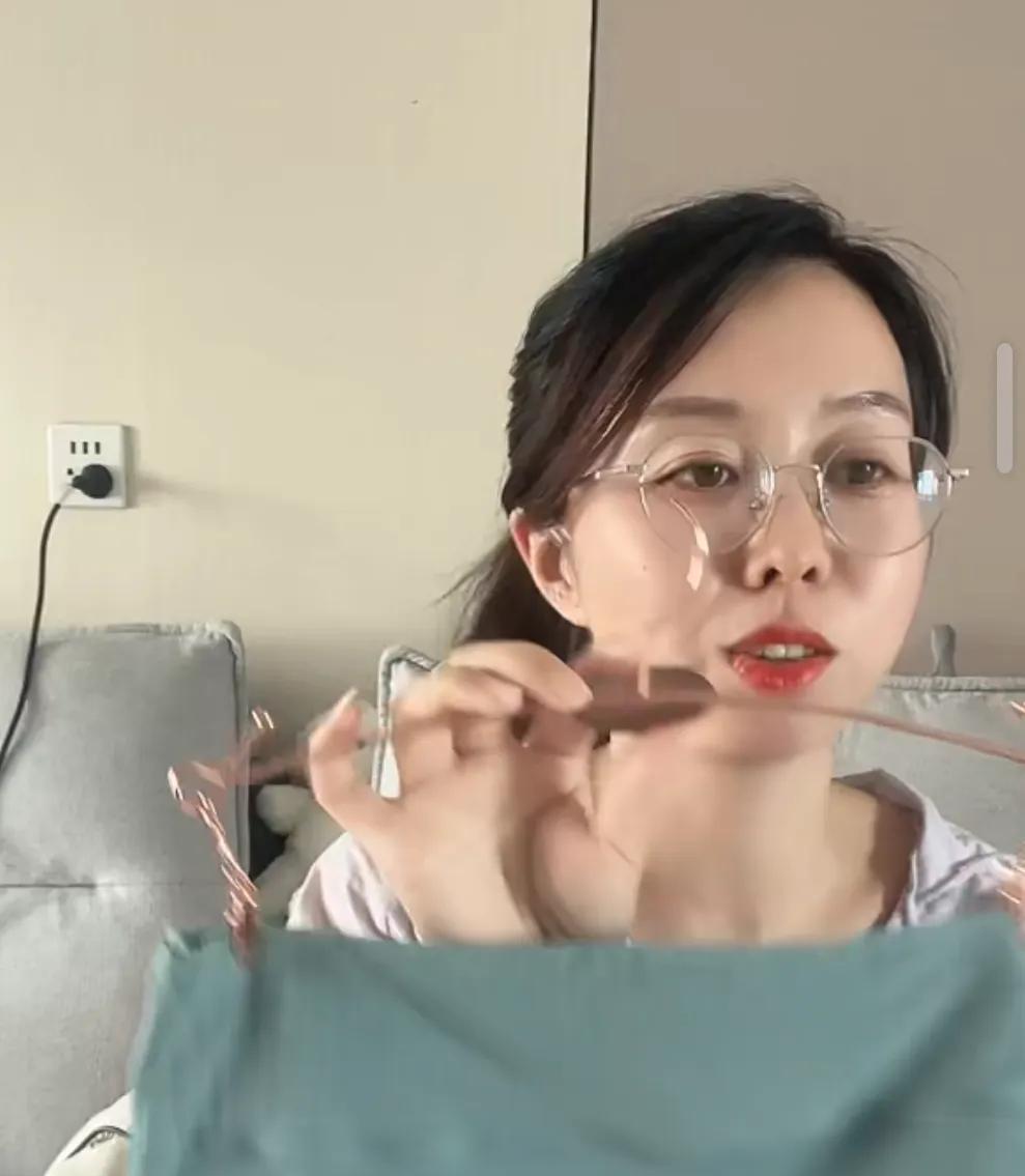 田静今天说，威威是我们家的一家之主，不需要给什么面子！田静今天直播谈到了，总是