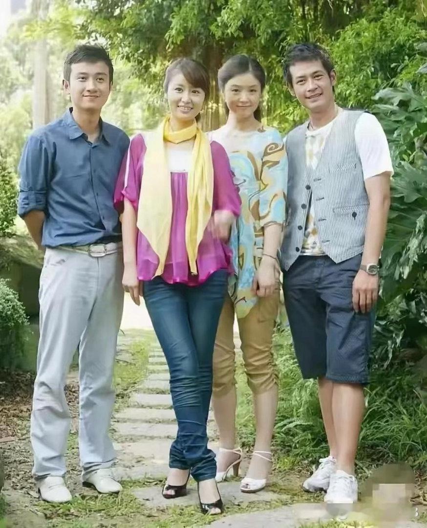 回望二十年前的穿搭风格，就连一众明星的造型，如今看来也透着满满的复古质朴感。