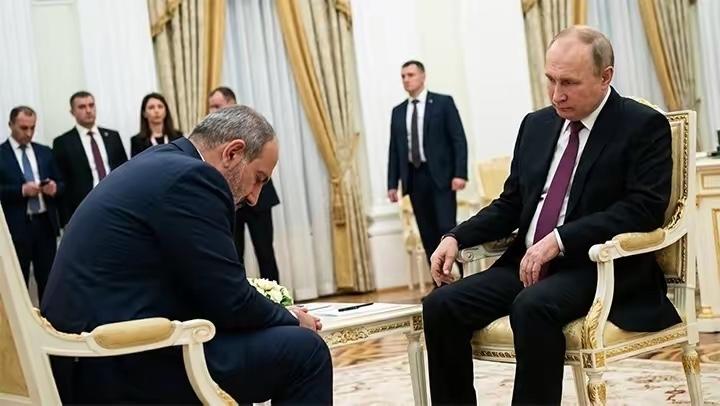 莫斯科的悲伤会面，成年人式的分手。4月1日，莫斯科。普京和帕希尼扬坐在一起，