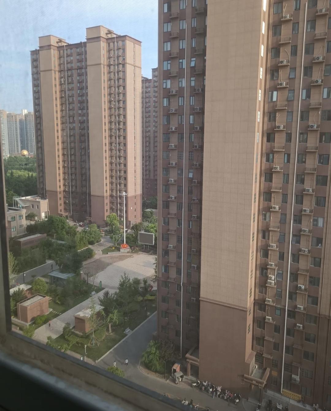 明确告诉大家：有房子的朋友别天天盼着房价暴涨了，没有房子的也别幻想着房价崩盘了，