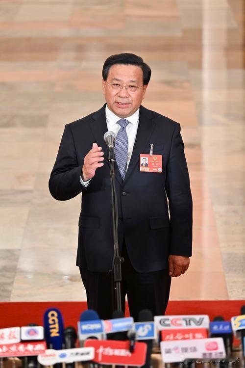 刚刷到个消息，把我气笑了，随后又觉得挺痛快。4月30号表决通过的《社会救助法