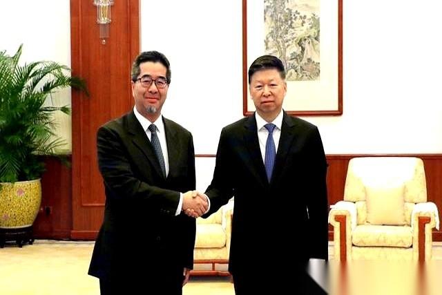 人还没正式上任，办公室的椅子都还是凉的。派出去的“准副主席”，就已经跟对岸的大