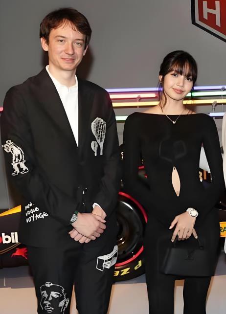 LV三公子韩国逛街多名韩国网友在首尔街头遇到豪门LV三公子，此时BLACKP
