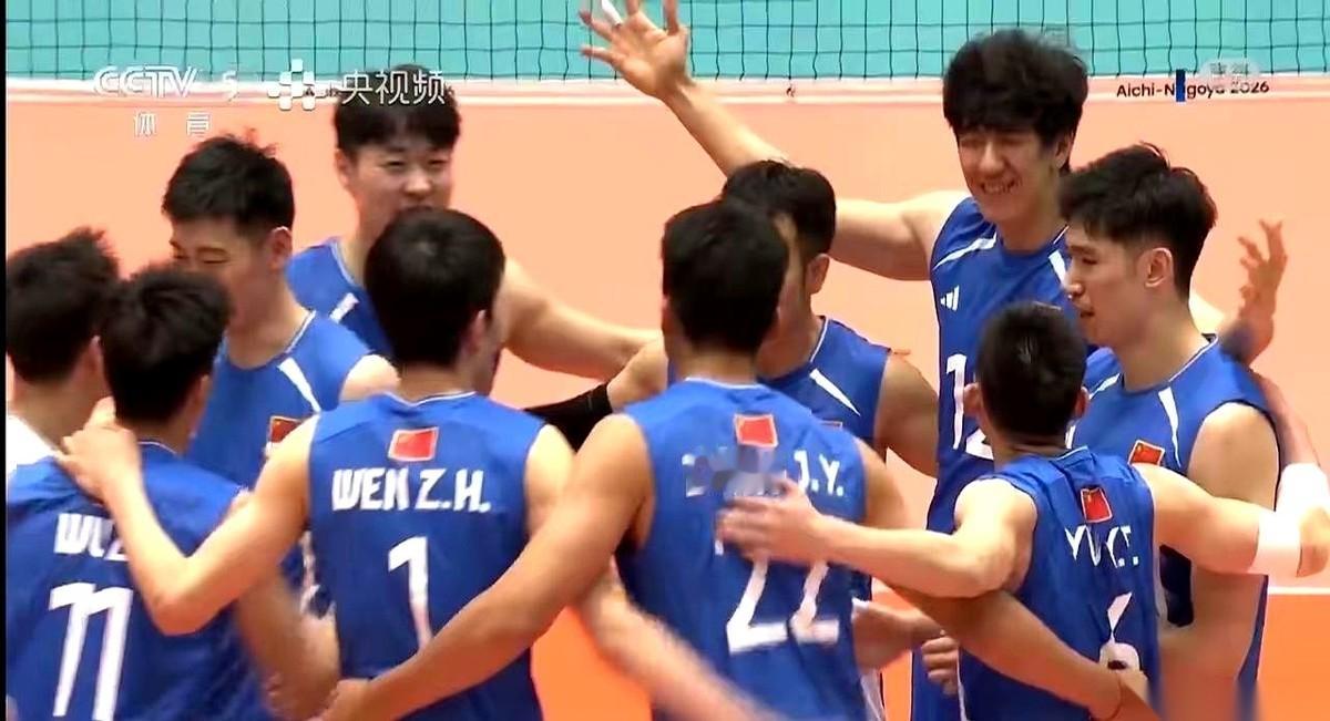 亚运会半决赛中国男排输给了日本男排，主教练海宁带队只剩下最后一场跟巴基斯坦的铜牌战。场上主攻和拦网打