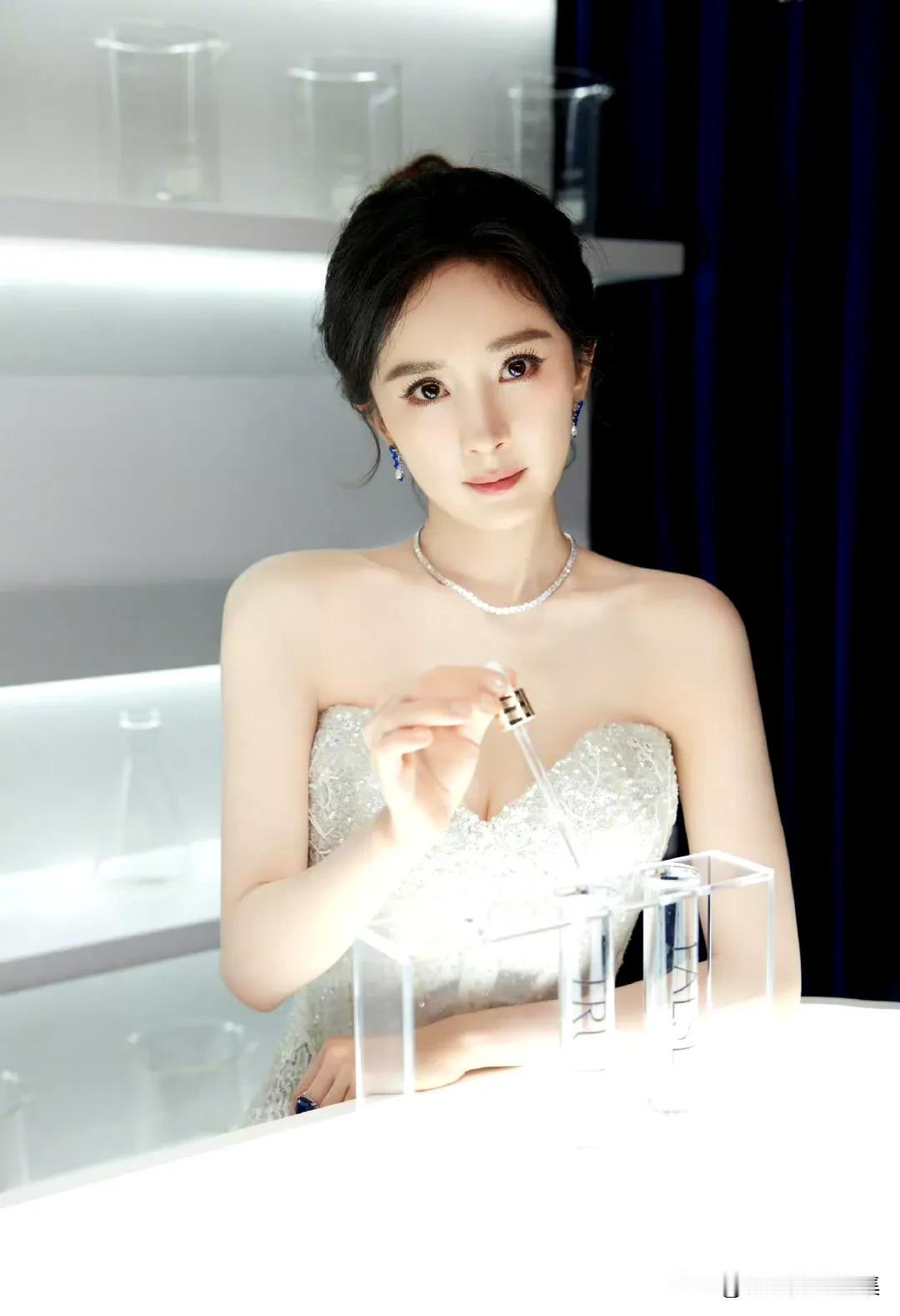 什么样的女生称得上是美女?杨幂：银妆素裹，恬静明媚​​​