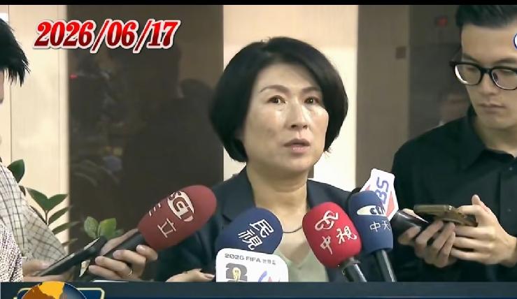 饶庆铃出席海峡论坛怕被罚，说话吞吞吐吐，心中有顾虑，不敢大胆说怕民进党追杀饶