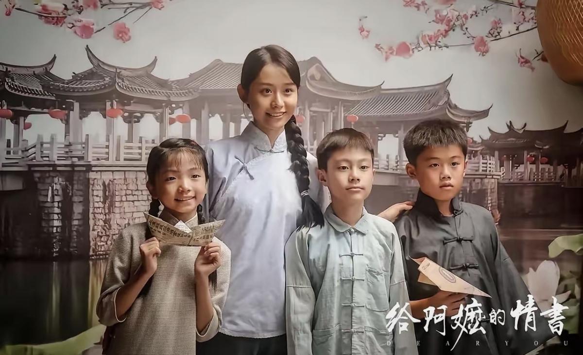 今天我在校园溜达，前面有两个女老师聊天。一个问：听说你家有两个宝了，老大几岁了，