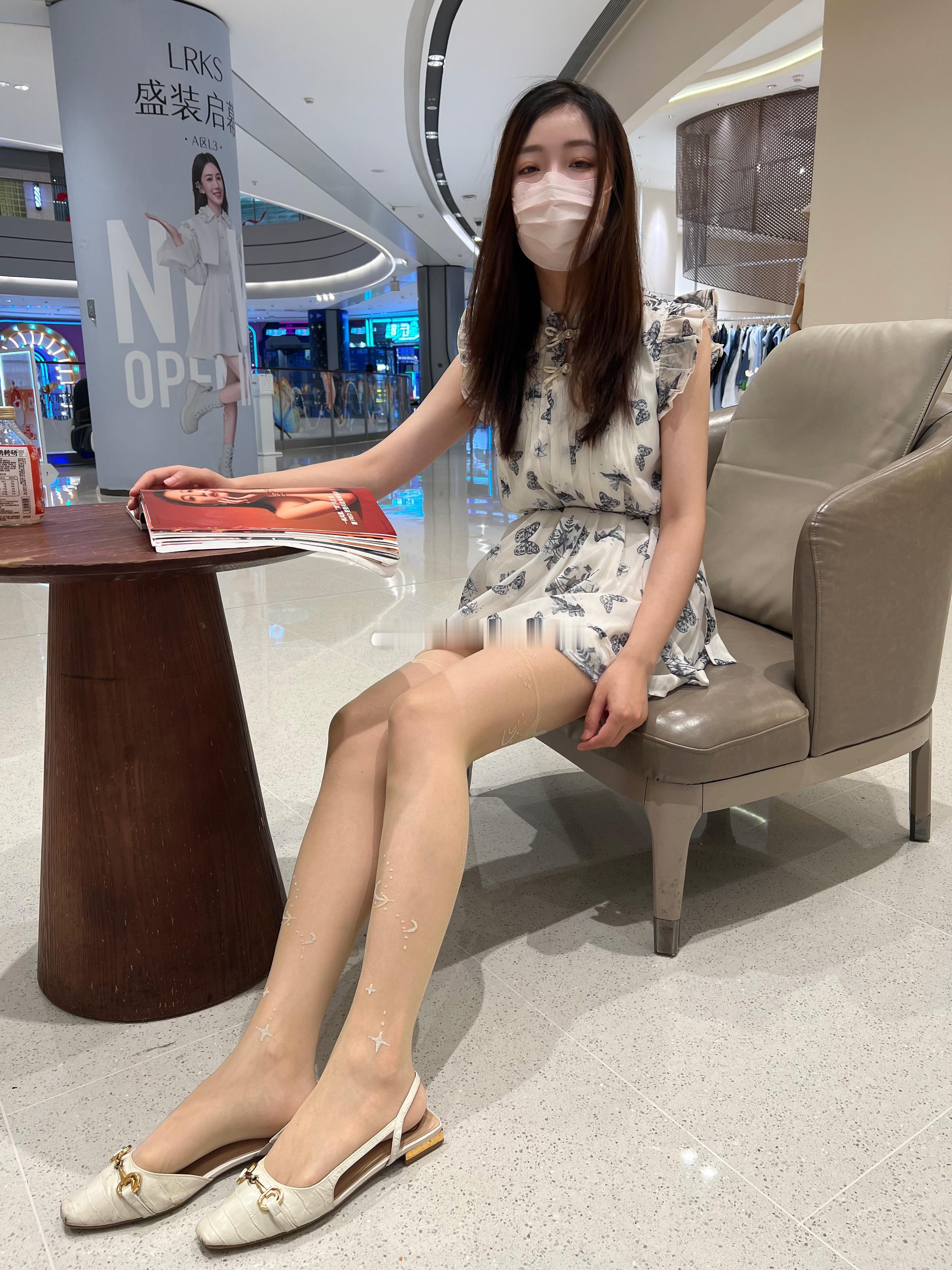 商场有座位也挺难的[大笑]时尚穿搭大长腿ootd今天穿什么​​​