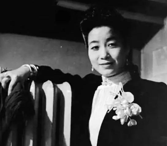1949年底，十来位刚从部队下来的女解放军被通知要去当"大使夫人"，当场炸了