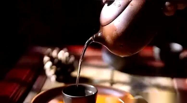 刷到个帖子，说活明白了的男人，不戴表，不盘串，没朋友。我差点笑出声。这叫活明