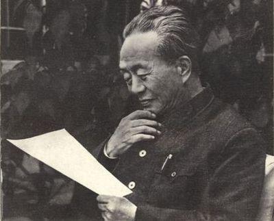原配怀着孕，艾青狠心将她抛下，后来迎娶了自己的学生韦嫈，韦嫈为他生下四个孩子。相