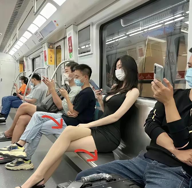 突然发现一个问题，男人是一个口是心非的物种。地铁上，如此漂亮的女人两边座
