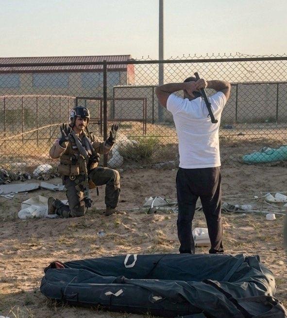 科威特一名村民用一根棍子抓住了跳伞降落的美国军方飞行员，把他塞进了汽车后尾箱。