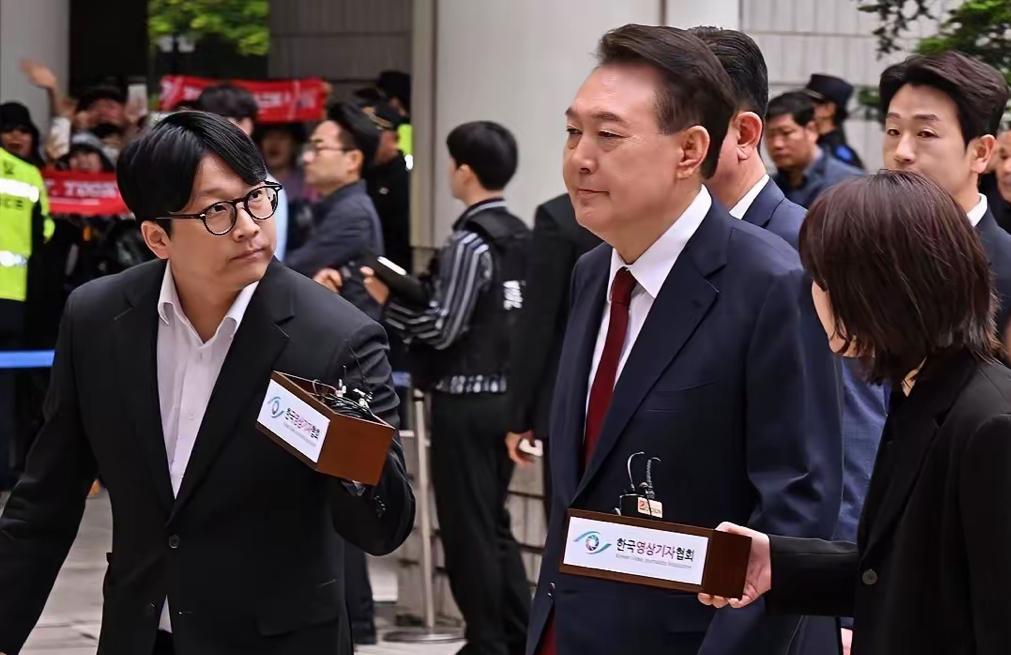 韩国政坛这出“年度大剧”越看越上头！19日，韩国前总统尹锡悦亮相内乱罪第四次庭审