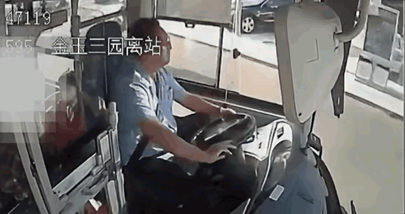 看哭全网！天津公交司机一句话封神，乘客直呼：这才是真爷们儿！谁能想到，一趟