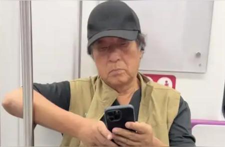 76岁牛群坐地铁被拍，这落寞样谁看了不破防！家人们，娱乐圈又整出让人心里一揪的