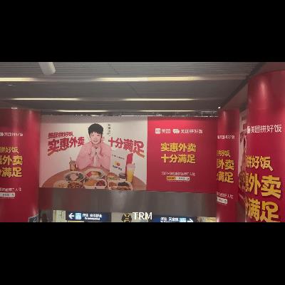 如果被孙颖莎包围那是什么感觉？今天这不就有了，各地的地铁内一夜之间都贴上了满屏
