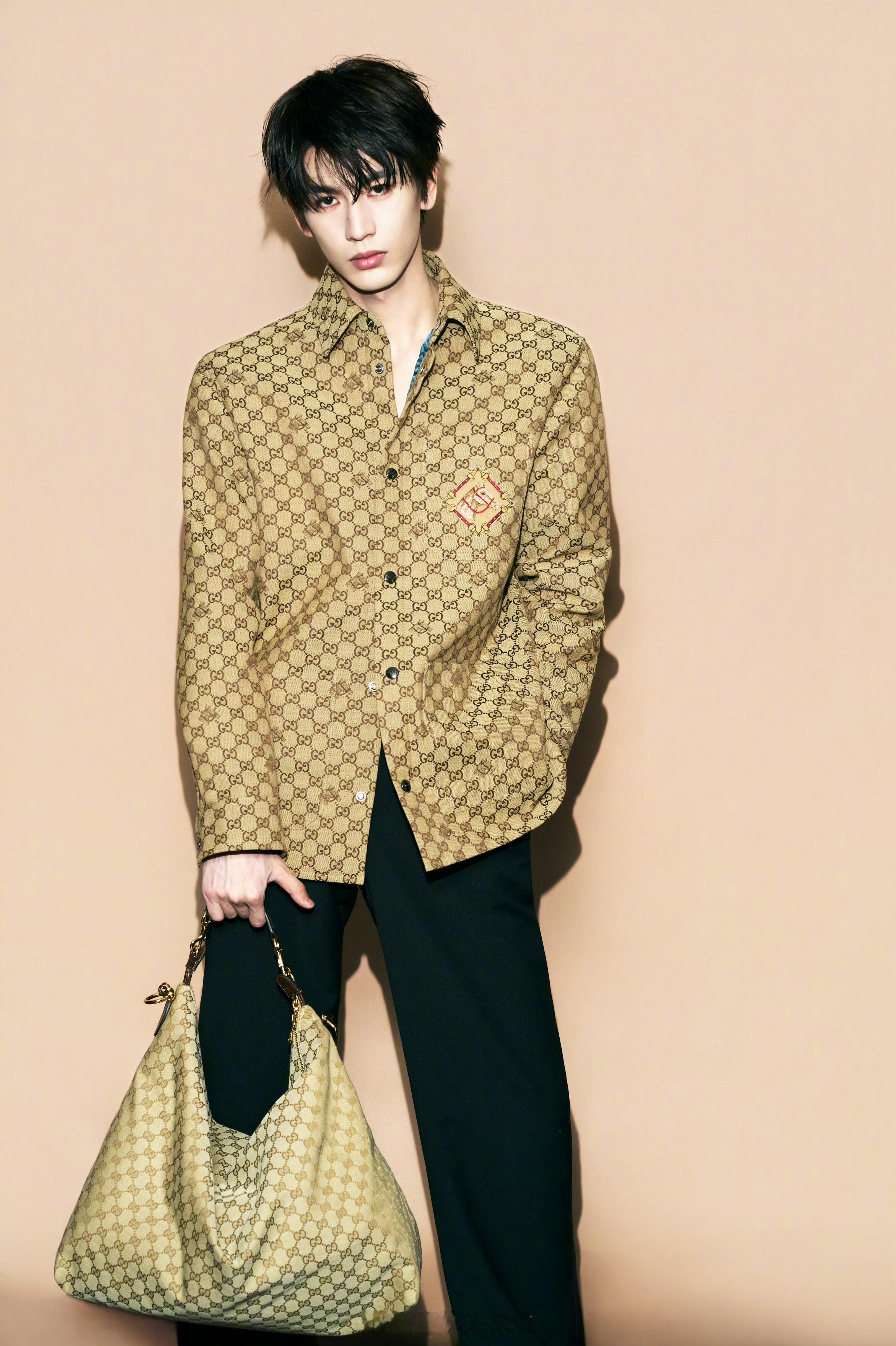 张凌赫出镜GUCCI新年系列大片无法抵御张凌赫的神颜！