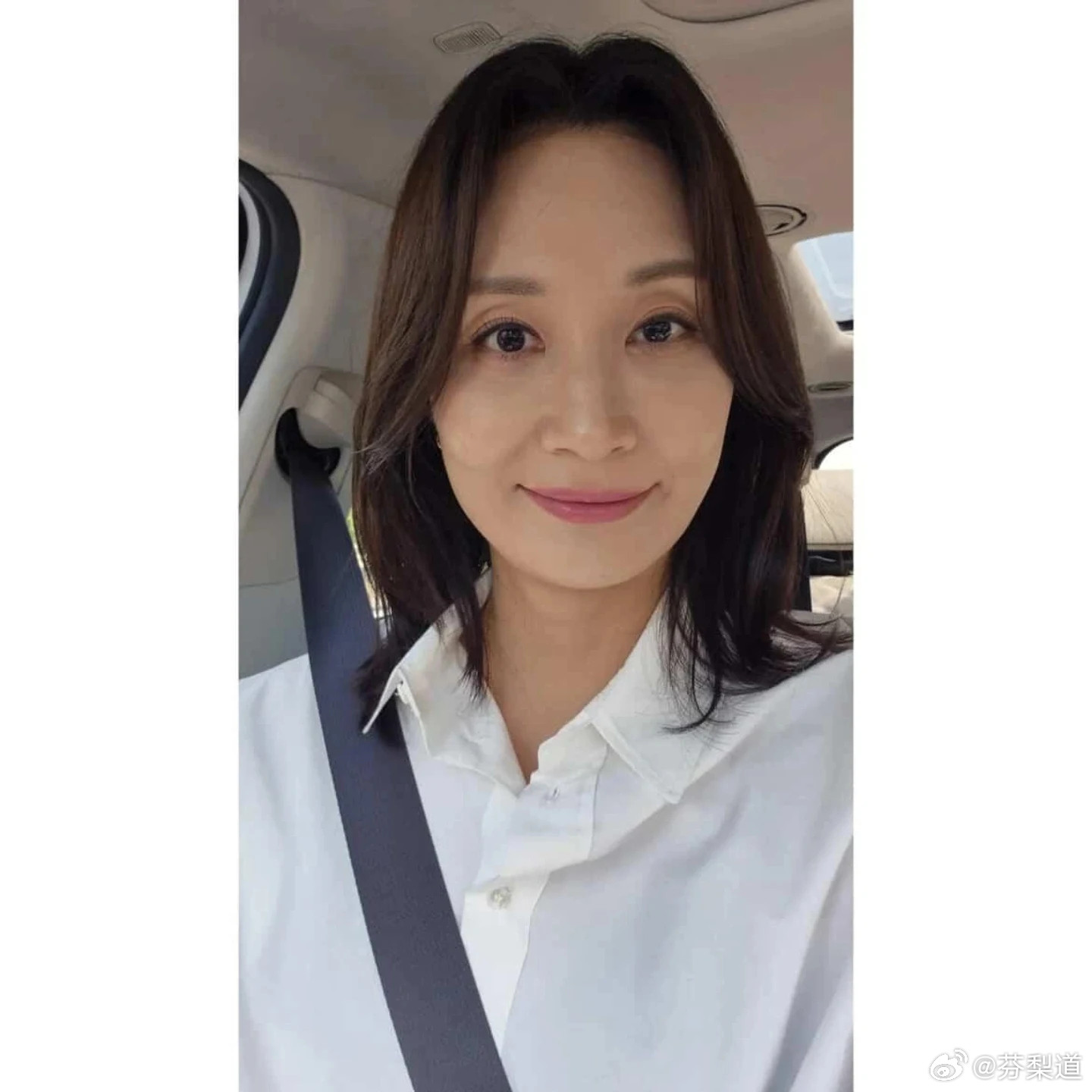 国际排坛动态韩国女排表丞朱换了一个新头像，然后还解释了一下我不太会自拍，难得拍了