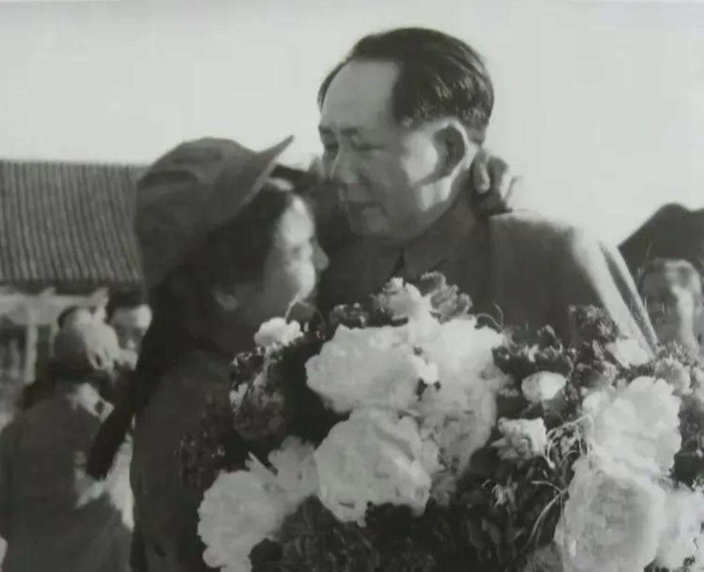 毛主席与小战士拥抱，这一刻像家长一样看着怀里的孩子，小战士感动落泪！照片中这