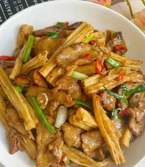 一个愚蠢的人是最危险的，他们通常喜欢走捷径，喜欢搞歪门邪道，因为他们相信天上会掉
