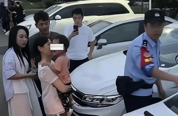 山东泰安，一对夫妻带3岁的孩子开车来到泰山景区游玩，由于孩子年纪太小，夫妻俩决定