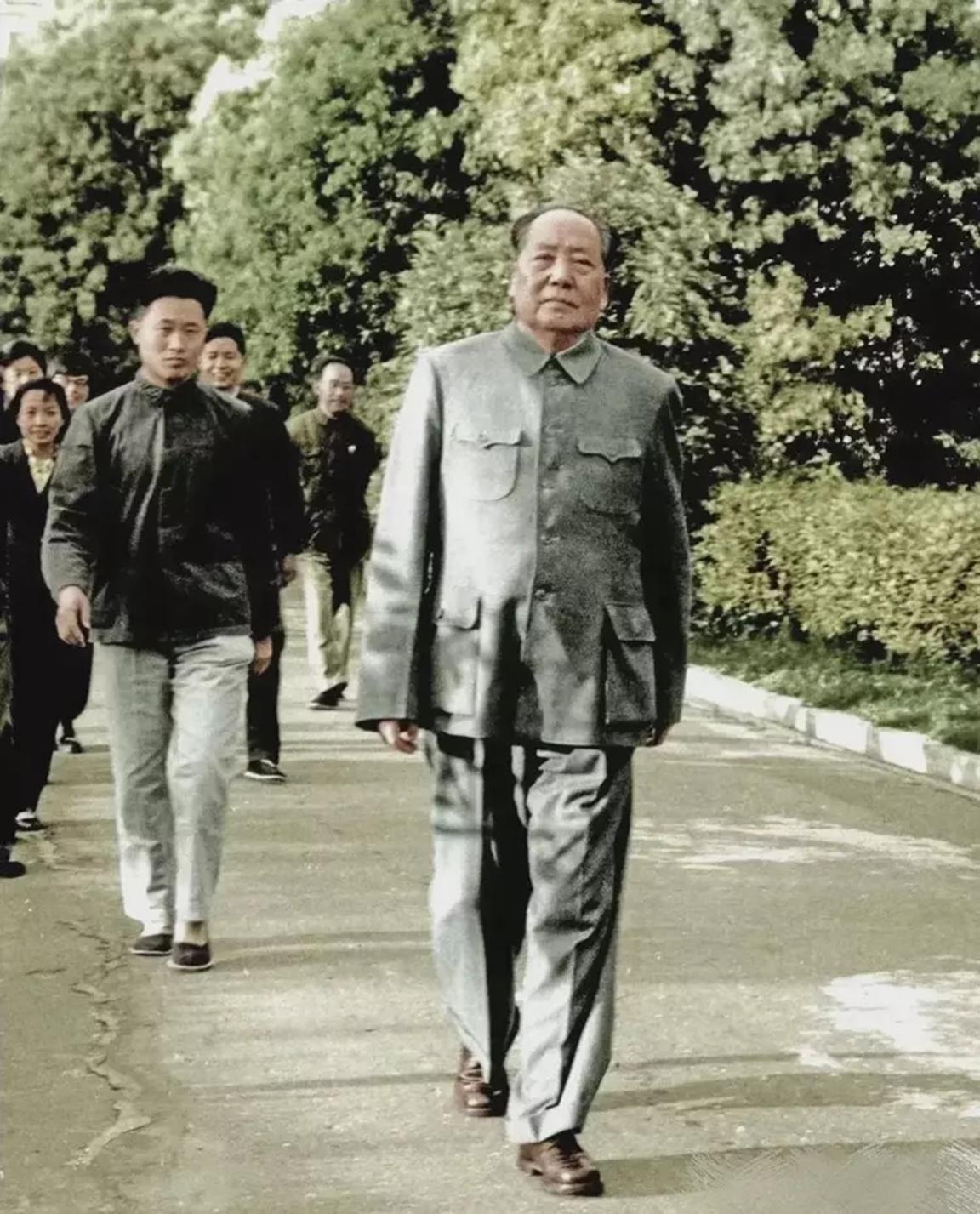 1965年毛主席在武汉的照片，抬头挺胸，步伐豪迈，不愧为开国领袖【1965年4