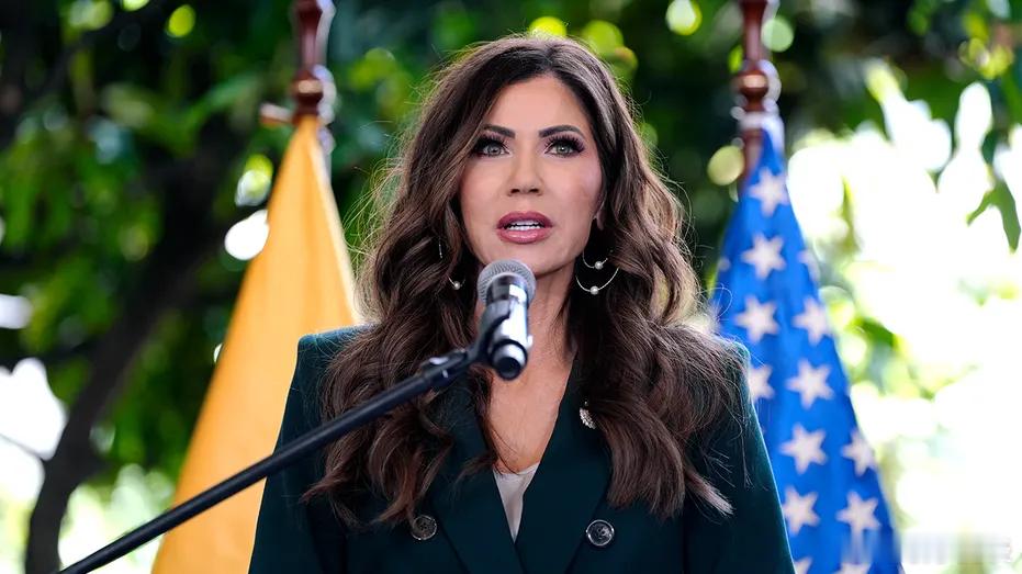 【美国国土安全部长诺姆呼吁对向美国“涌入”大量移民的国家实施“全面旅行禁令”】[