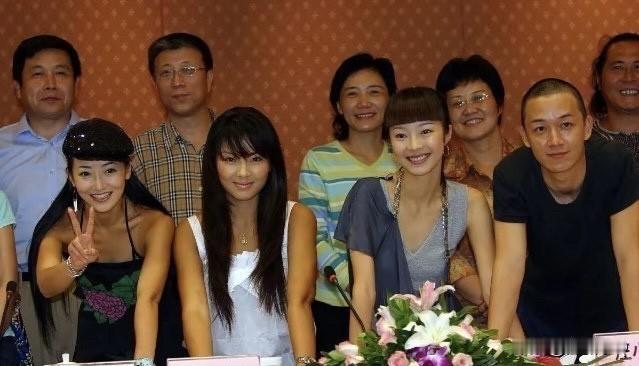 说实在，刘涛以前的颜值真的被高估了，来看看她旁边的这位女演员，一下子把刘涛的存在