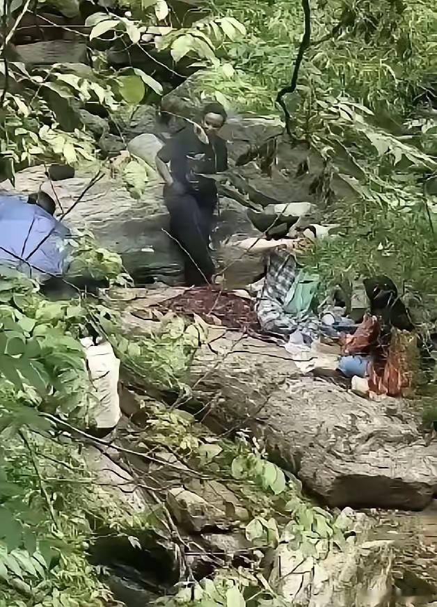在秦岭烧烤的阿三找到了。几名外籍游客绕开防火卡点，偷偷钻进秦岭金龙峡密林烧烤，驴