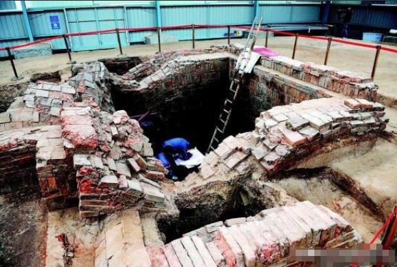 工地下的墓地爆出惊天秘密，原来李世民和杨广的老婆还有这种关系。2013年春天