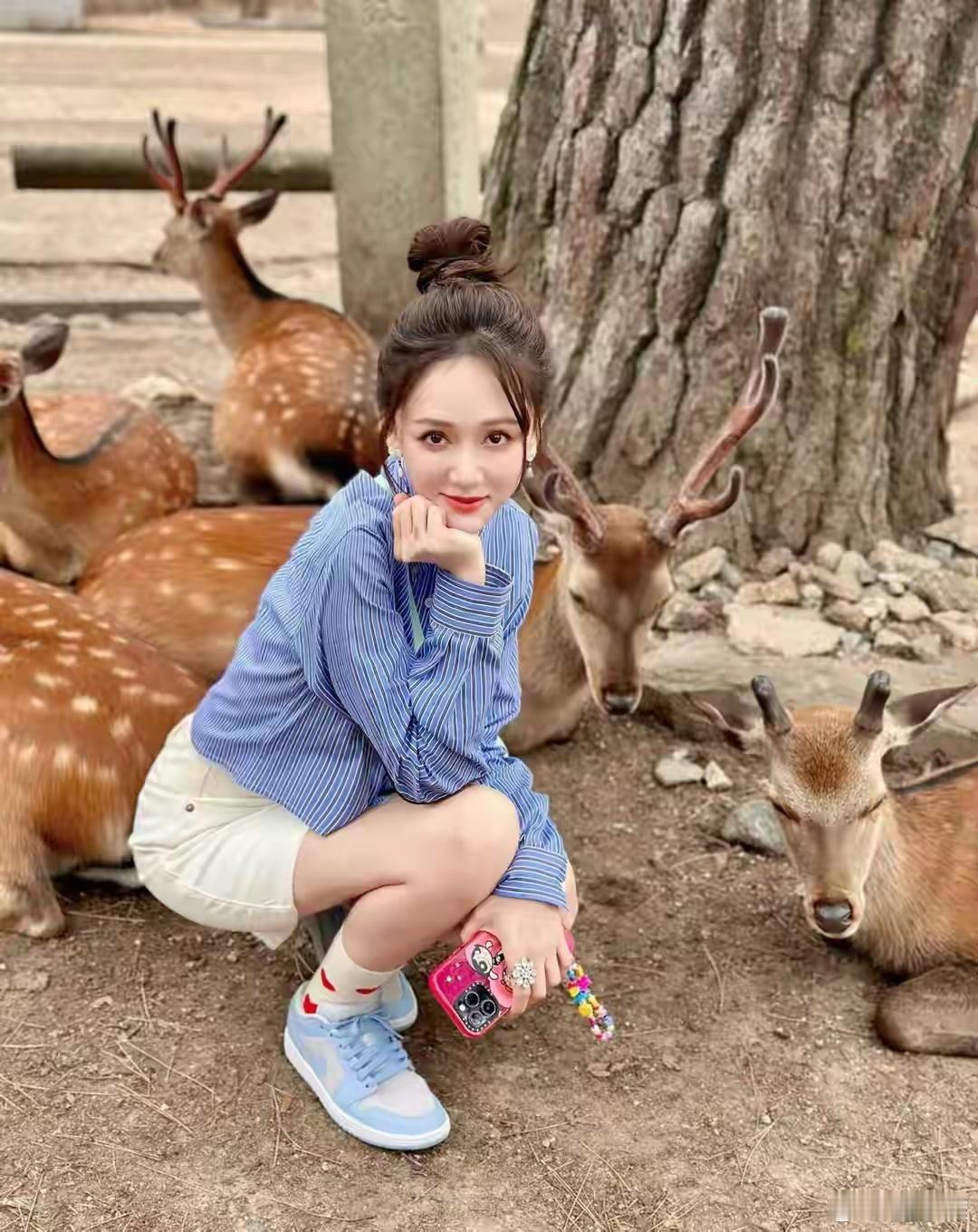 陈乔恩比小9岁老公还显嫩，穿吊带裙像小姑娘，这状态也太好了​​​