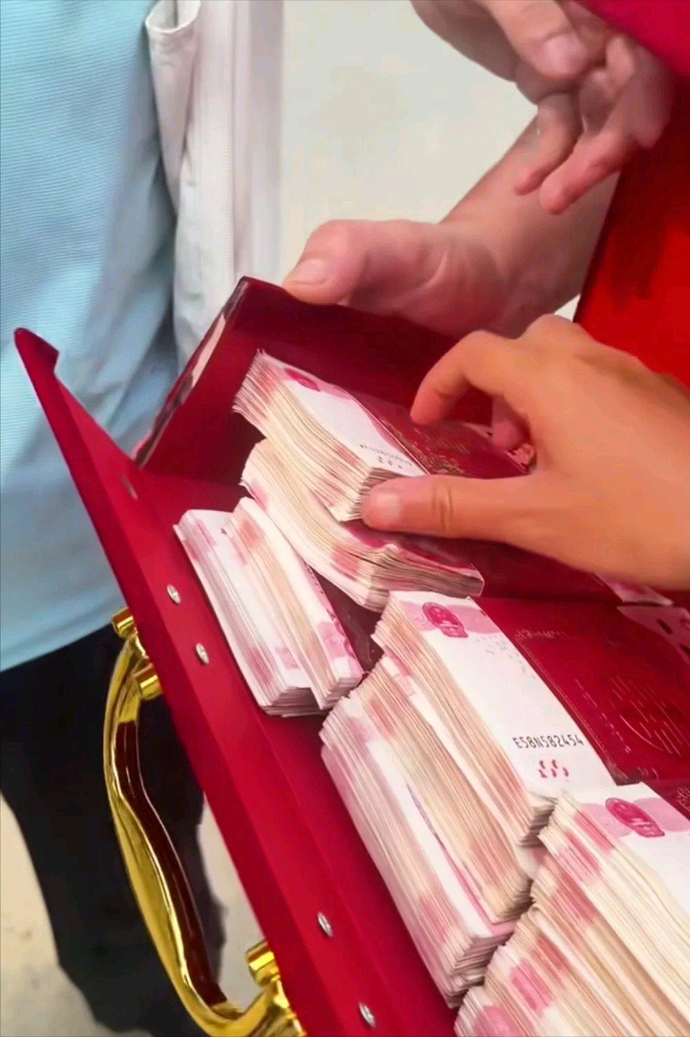8月20日，山东临沂费县一位女钓友去水库钓早口时，有了个惊人“奇遇”。她驾车途中