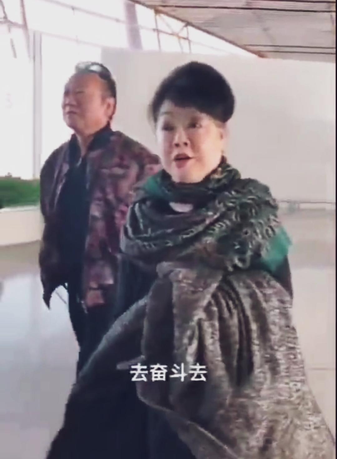 76岁蒋大为，真容在机场曝光。那张脸，跟电视里判若两人。没有精修。没有打光