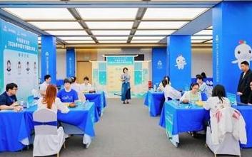 名手赛~小魔女首夺冠军第4届深圳中国女子围棋名手赛9月19日的决赛中，吴依