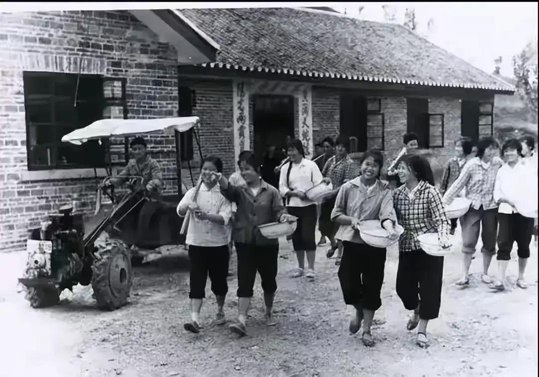 1972年，21岁的知青李文忠救起一名11岁的落水女孩。谁知，女孩得救后，说的第一句话竟然是：“长大