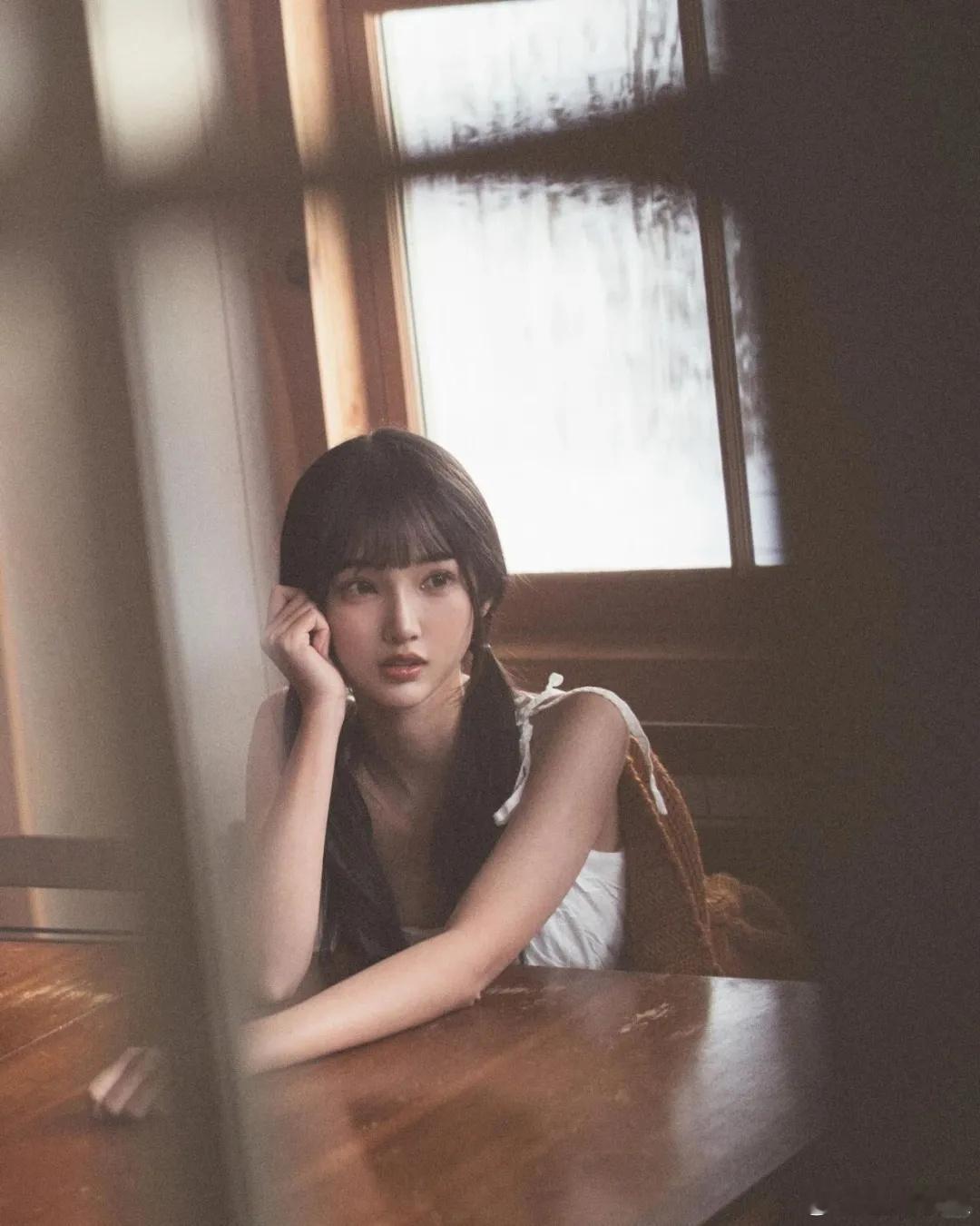 没想到林俊杰也是一把年纪了，也找了个七七这么美又年轻又漂亮的网红女友。林俊杰七七