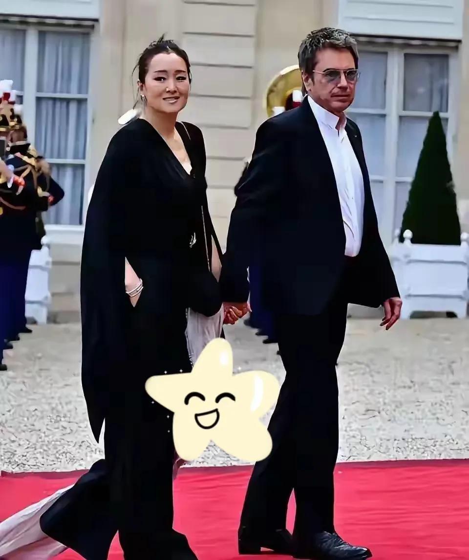 章子怡怕是也没想到，马克龙访华，居然带着巩俐一同前来！同样是华语影坛的国际