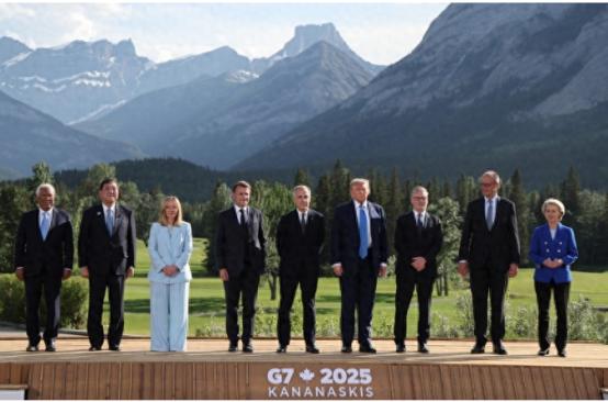 1976年，G7占全球GDP的61.4%，七个国家坐在一张桌子上，就能决定大半个