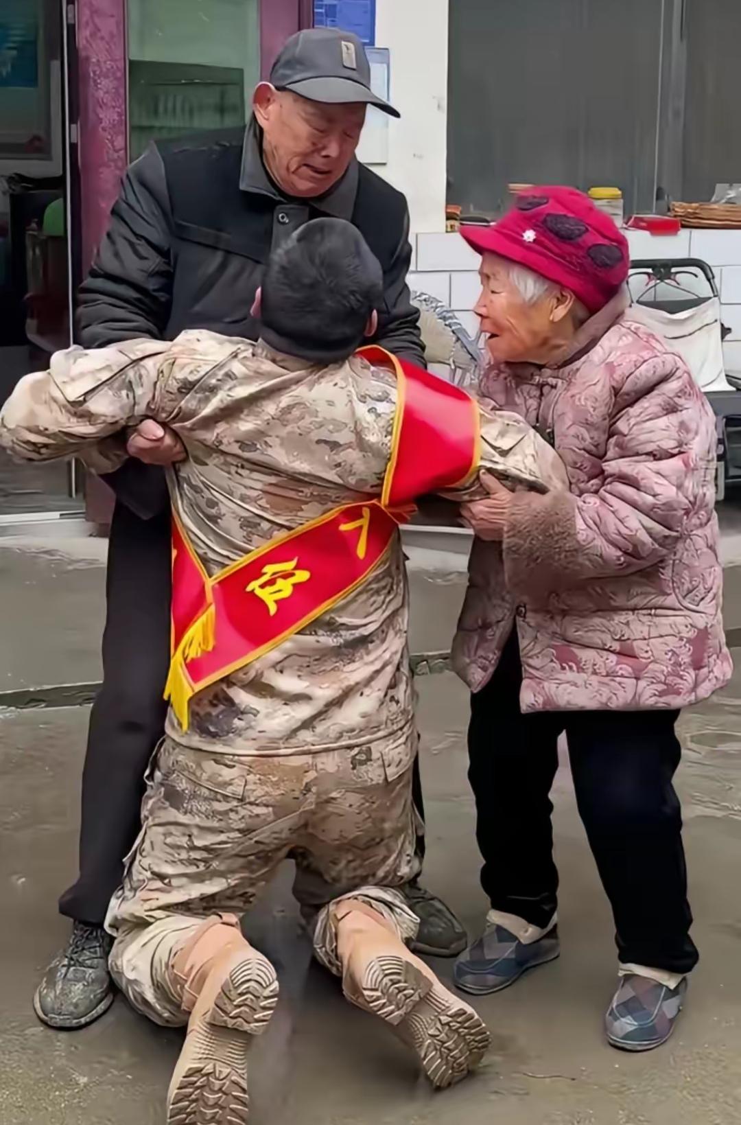 这一幕直接看哭全网！新兵张浩爽自幼失去父母，是爷爷奶奶含辛茹苦把他养大。虽然没有
