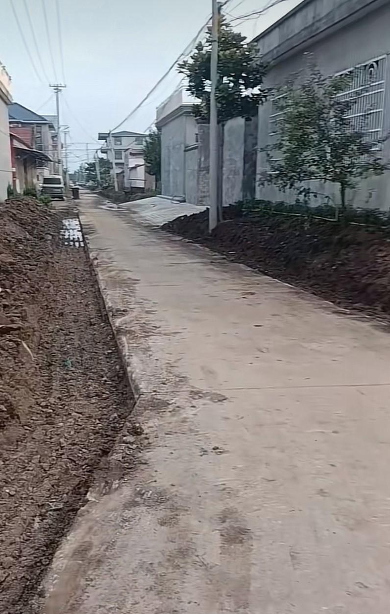 农村老家，比道路加宽更重要的是修下水道！老家农村的道路基本都是3.5米的，但当