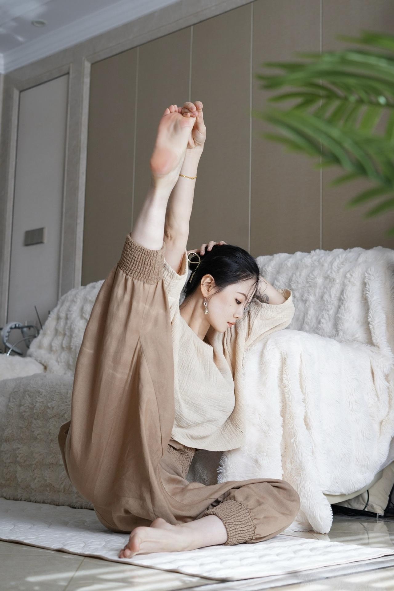 瑜伽女孩御姐瑜伽拍照体式