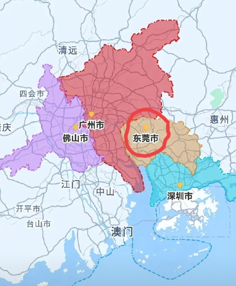 东莞市的地理位置太棒了，真是令人震撼！东莞市正好夹在广州和深圳两个超级发达的城市