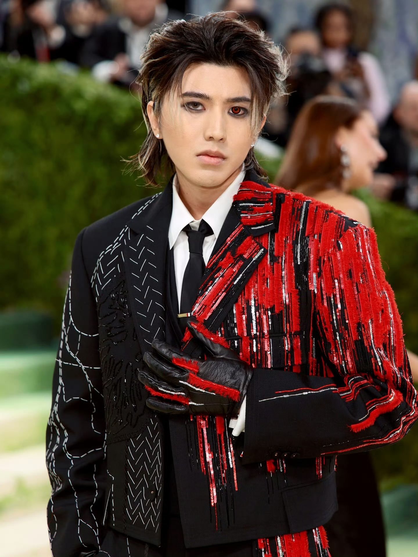【🆘】蔡徐坤异瞳色造型出席MetGala红毯！请点评：metgala红毯蔡徐