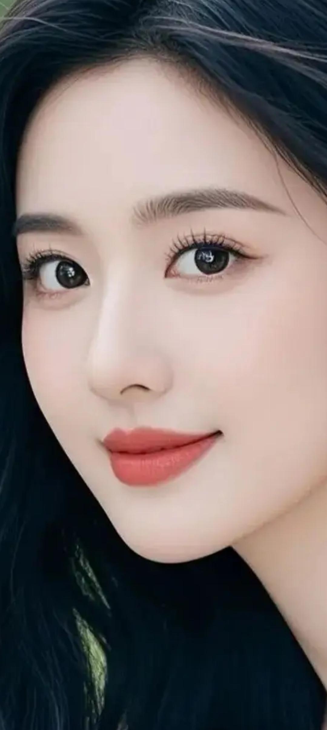 温柔眼眸，自然妆容，散发迷人魅力