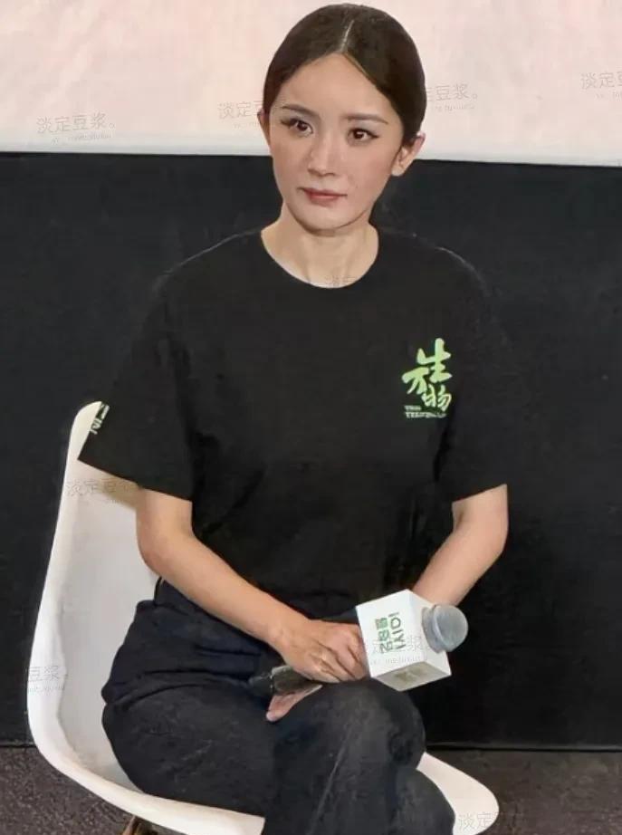 发现前些日子赵丽颖总出来，很活跃，这最近网上没有啥消息了。这杨幂又出来了，曝光度