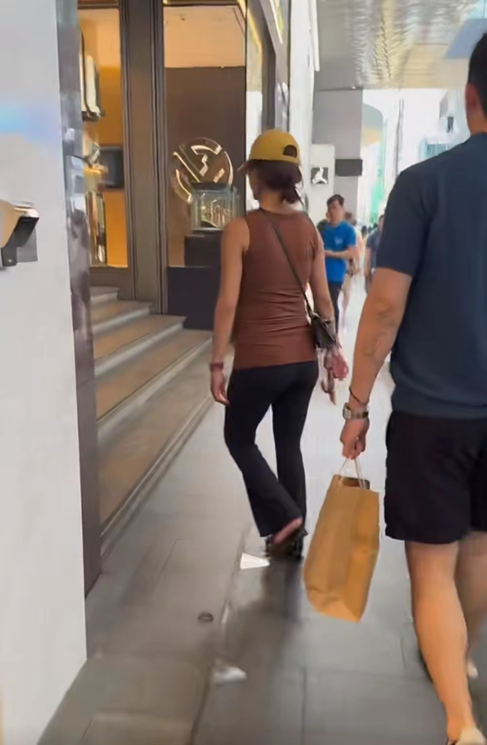 杨采钰和男友香港逛街，这肚子看着快生了，胖了有20斤背影都肿了​​​
