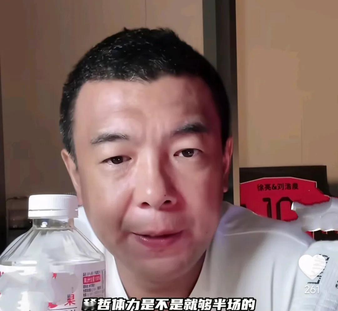 前国脚徐亮在直播间爆了一个料。他表示，北京国安俱乐部之所以现在退出争冠行列，跟